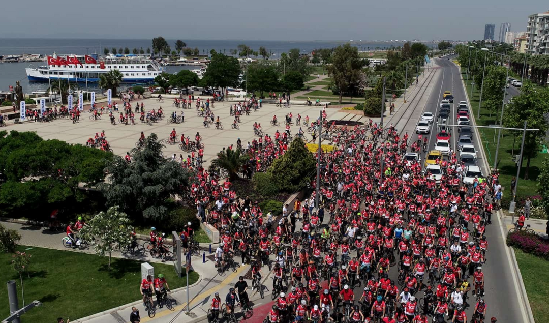 Bisan, İzmir yollarını kırmızı beyaza boyadı